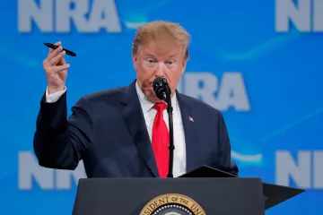 USA stáhnou podpis z mezinárodní Smlouvy o obchodu se zbraněmi