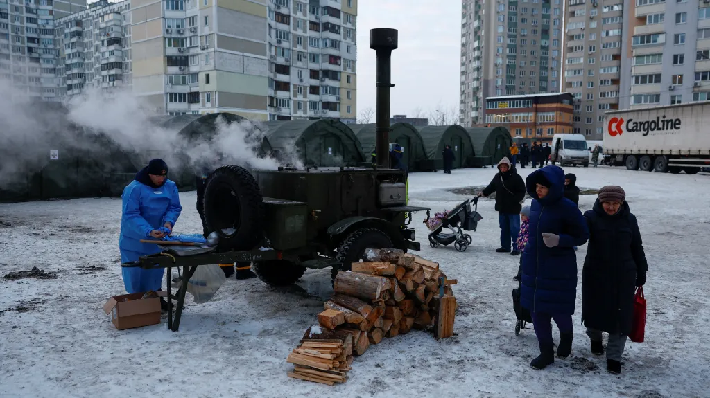 Polní kuchyně před vytápěnými stany na kyjevském sídlišti (25. ledna 2026)