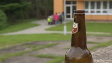 Opilci konzumují alkohol také v bezprostřední blízkosti škol