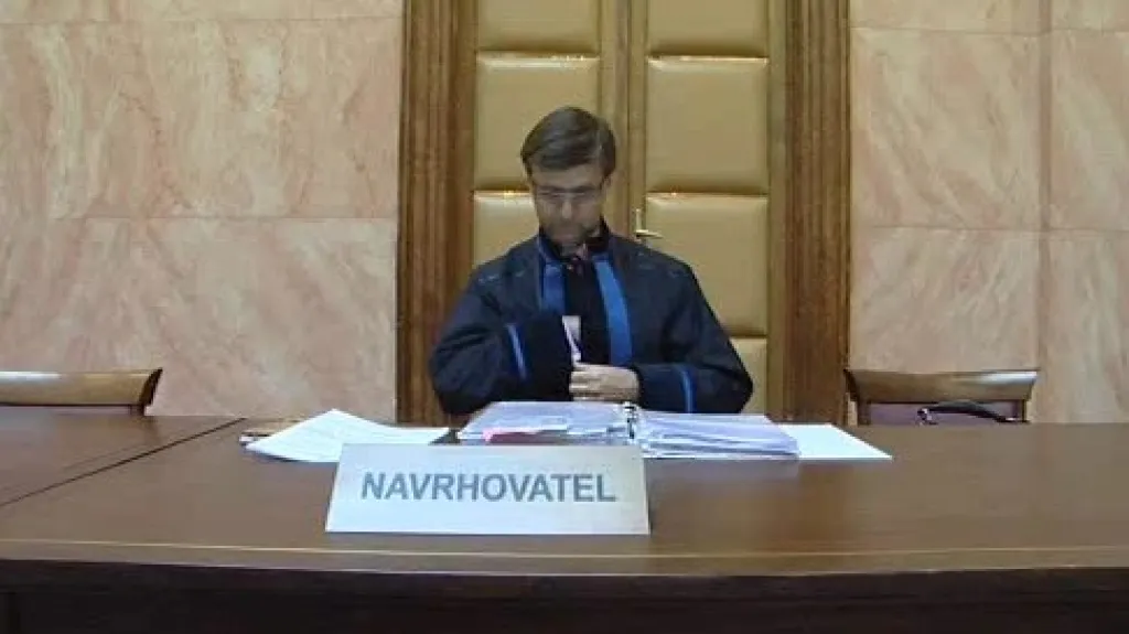 Advokát Petr Toman v novém taláru před Ústavním soudem