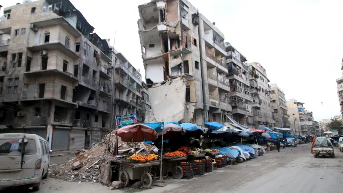 Trosky domů v Aleppu