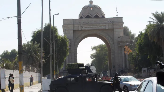 Vozidlo irácké armády blokuje příjezdovou cestu k sídlu premiéra