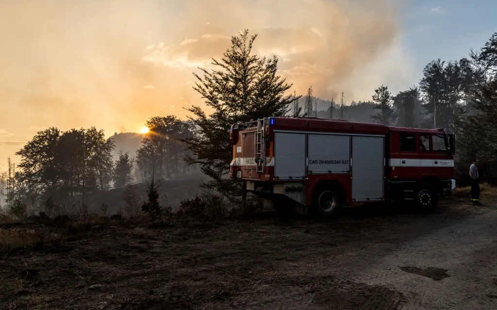 Rozsáhlý požár v národním parku České Švýcarsko se v noci nerozšířil