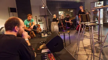 Zrní - Tečka páteční noci