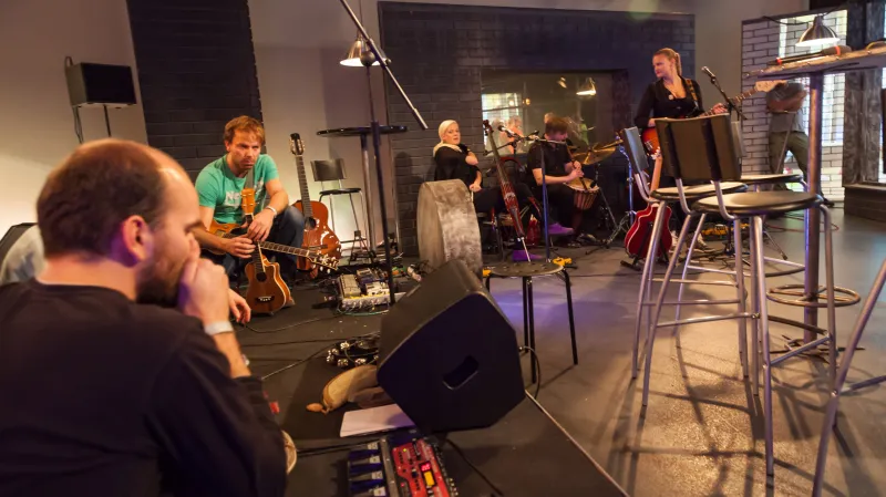 Zrní - Tečka páteční noci