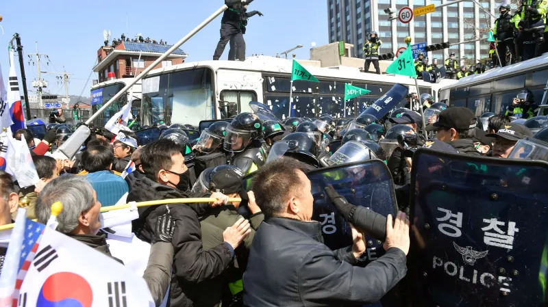 Demonstrace příznivců Pak Kun-hje před soudem