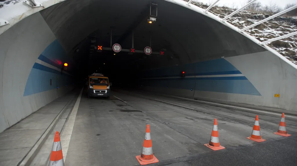 Následky požáru v Lochkovském tunelu