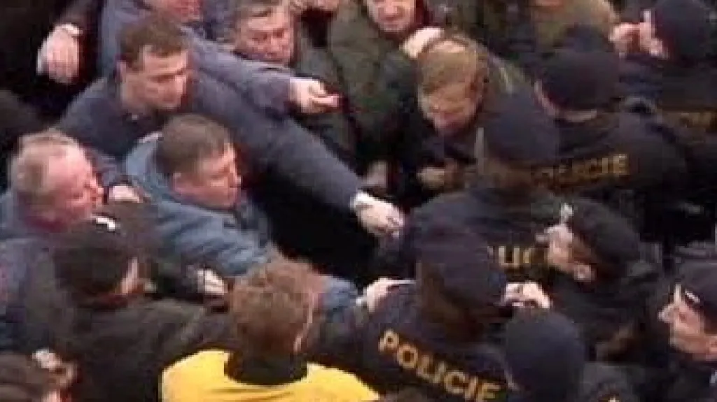 Střet sklářů s policií v roce 2002
