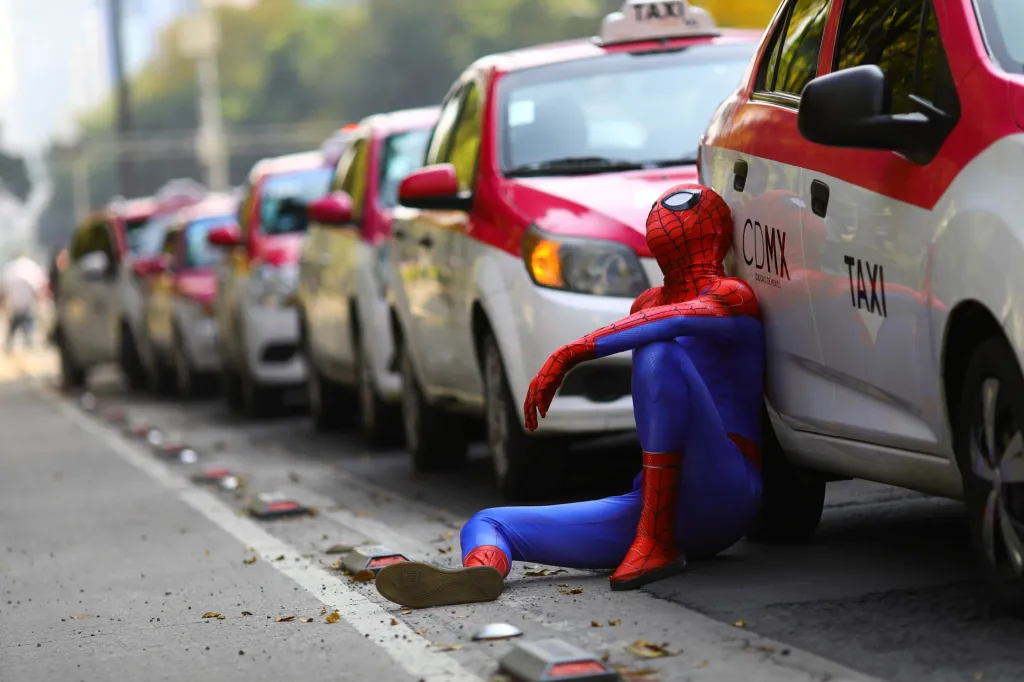 Unavený Spider-Man se objevil na demonstraci taxikářů v Mexico City. Jde o jednoho z řidičů protestujících proti službám jako Uber, Cabify a Didi, které taxikáře v hlavním městě Mexika připravují o práci. Společnosti umožňující objednání přepravy osobním autem prostřednictvím aplikace nejsou regulovány ze strany města ani státu, což způsobuje tradiční přepravě velké ztráty
