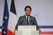 V čele nové francouzské vlády stanul Macronův „dobrý žák“ Gabriel Attal