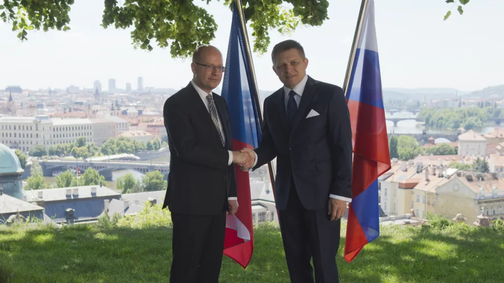 Český premiér Sobotka (vlevo) se v Praze setkal s předsedou slovenské vlády Ficem
