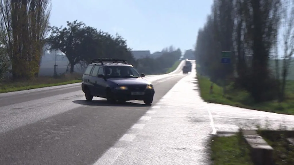 Auto odbočuje z hlavní silnice směrem na Dohalice