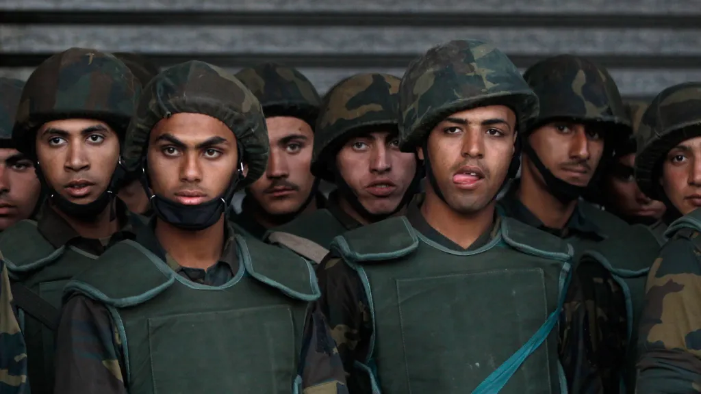 Egyptští vojáci před prezidentským palácem