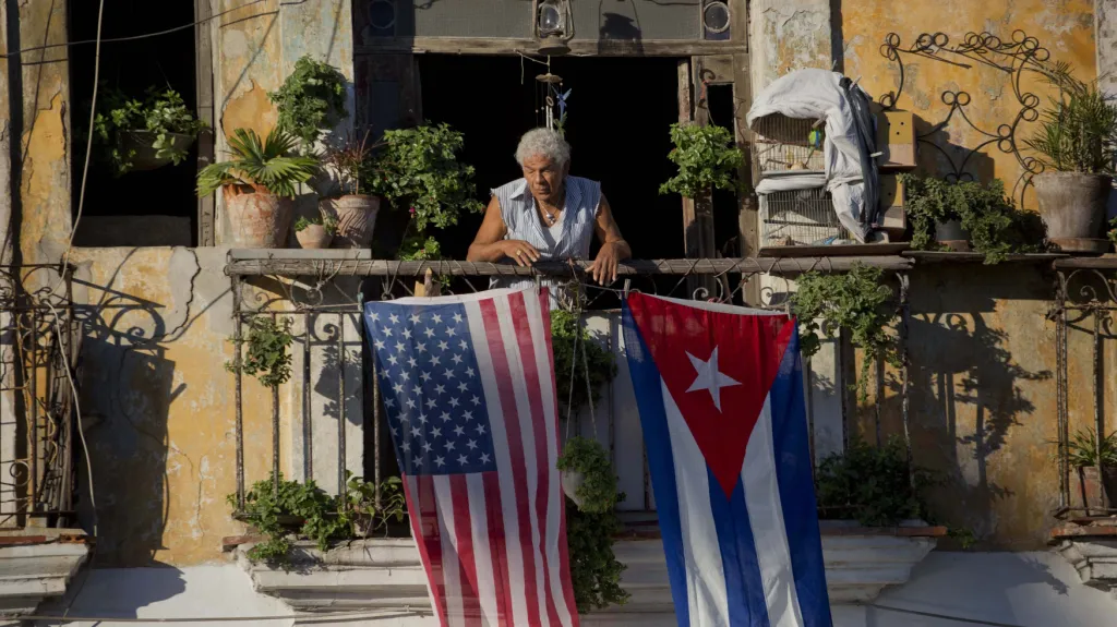 Americká a kubánská vlajka jako symbol sbližování