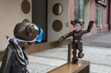 Uvolněte se, prosím. Na výstavě či v divadle ale zatím jen v rouškách a s odstupem