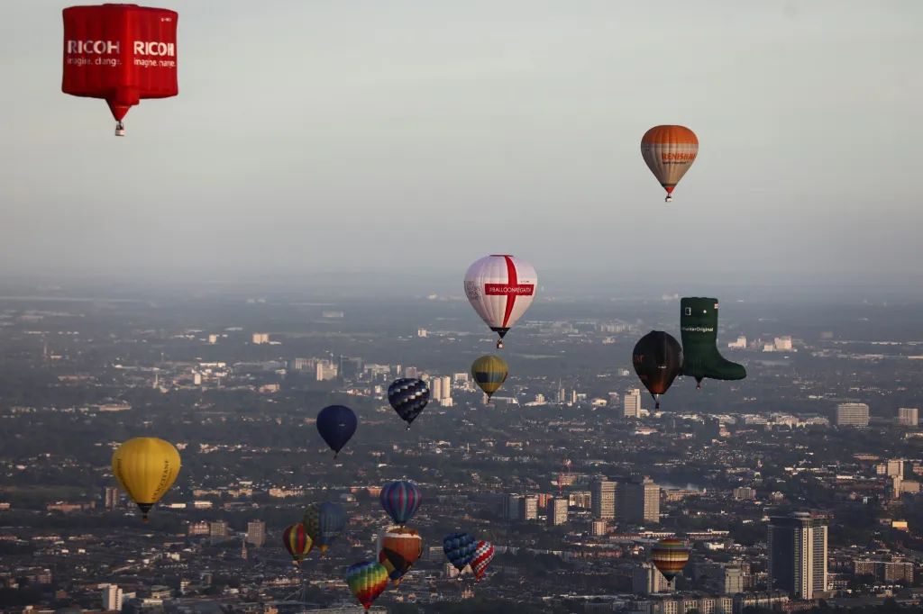 Balony nemusí mít jen kulovitý tvar, ale používají se různé geometrické tvary včetně postav, zvířat, nebo věcí. Klasický balon ale má největší kouzlo