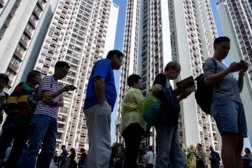 Rekordní účast při místních volbách v Hongkongu. K urnám přišlo podle komise přes 70 procent voličů