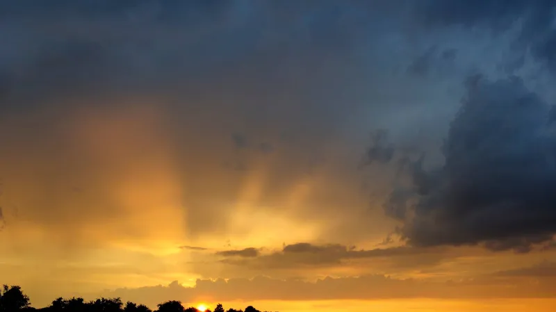 Rozpadlá bouřková mračna v Chorušicích na Mělnicku