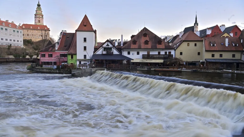 Hladina Vltavy v Českém Krumlově byla 30. prosince 2023 na třetím stupni povodňové aktivity
