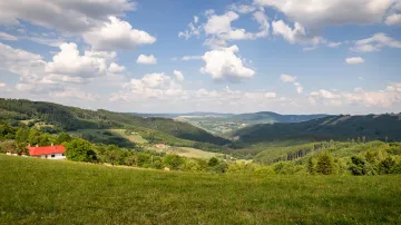 Odlehlá oblast Moravských Kopanic u slovenských hranic je známá svou přírodou. I ve Vyškovci proto mohou návštěvníci najít turistické trasy; po nich se dá krajinou CHKO Bílé Karpaty dojít až na Slovensko.