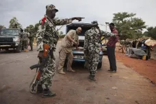 V Mali zemřel francouzský voják. Při útoku na základnu u hranic s Nigerem padesátka příslušníků místní armády
