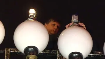 Premiér rozsvěcuje židovský svícen