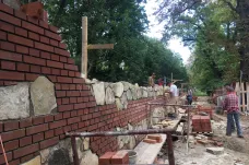 Staré kameny, nové cihly. Rekonstrukce zámecké zdi ve Slavkově budí u místních rozpaky