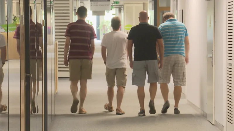 Když banka kvůli vedru uvolní pravidla oblékání