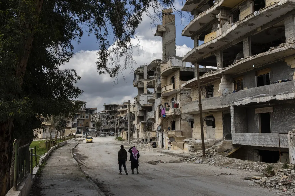 Ústup IS ze severní Sýrie byl pod náporem milic Syrských demokratických sil (SDF), vedených kurdskými Lidovými obrannými jednotkami (YPG) a podporovaných mezinárodní koalicí převážně ze strany amerických jednotek