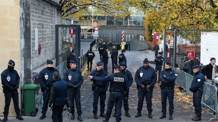 Francouzská policie před soudem v Bordeaux
