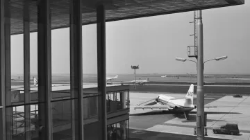 Nové letiště Praha-Ruzyně přivítalo 4. července první cestující. Na snímku příletová plocha před hlavní letištní budovou.