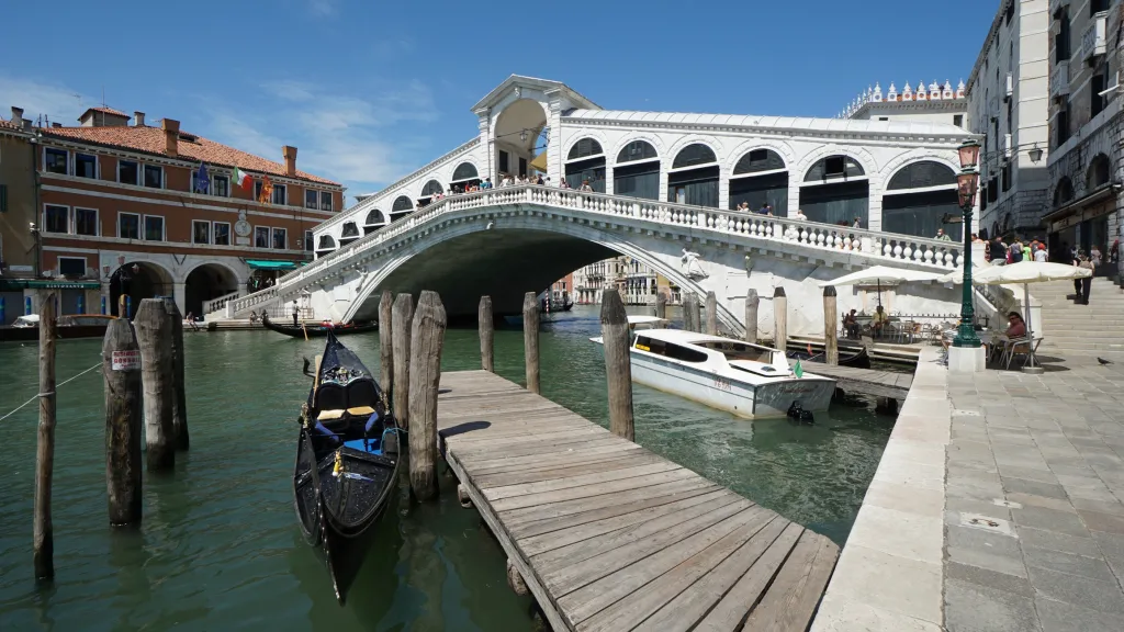 Rialto je jedním ze čtyř mostů, které vedou přes Canal Grande, v Benátkách patří k hlavním turistickým cílům