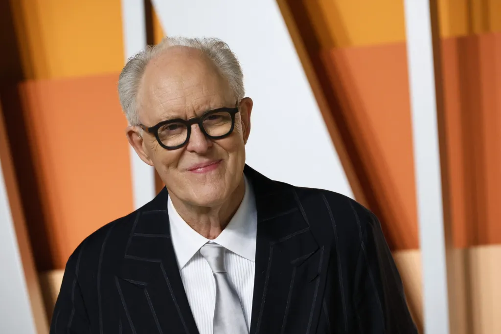 Už dříve bylo oznámeno, že jako Brumbál se v seriálu objeví John Lithgow. Na kontě má dvě oscarové nominace (za Svět podle Garpa a Cenu za něžnost) z osmdesátých let, v poslední době se zapojil třeba do vatikánského dramatu Konkláve nebo seriálu o britské panovnické rodině Koruna