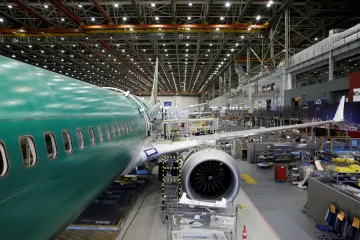 Za poruchu letadla, jemuž odpadla část trupu, zřejmě může Boeing. V USA dostal zákaz rozšířit výrobu