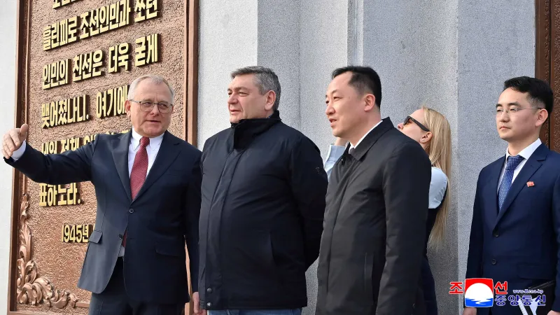 Náměstek ruského ministra zahraničí Andrej Ruděnko (uprostřed) s ruským velvyslancem Alexandrem Macegorou (vlevo) během návštěvy Severní Koreji (snímek z března 2025)