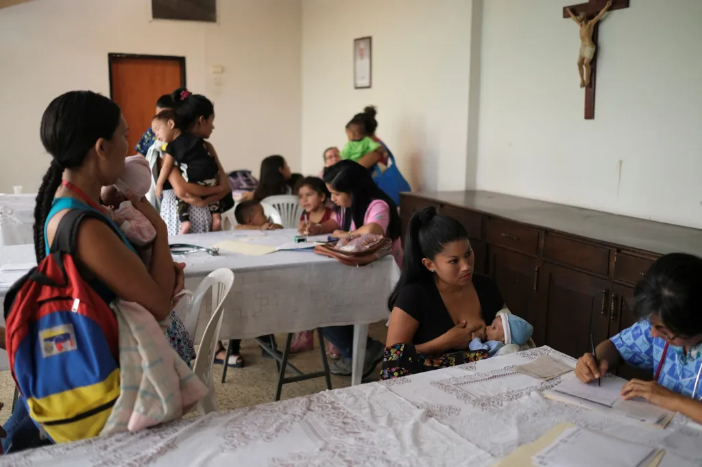 Matky mluví s lékaři pracujícímí pro organizaci Caritas o svých potížích.