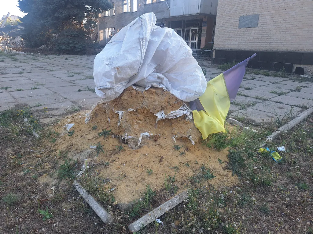 Pomník Nestoru Machnovi v centru Huljajpole, obložený pytli s pískem, jež měly zabránit jeho zničení (o dalším osudu pomníku nejsou k dispozici informace)