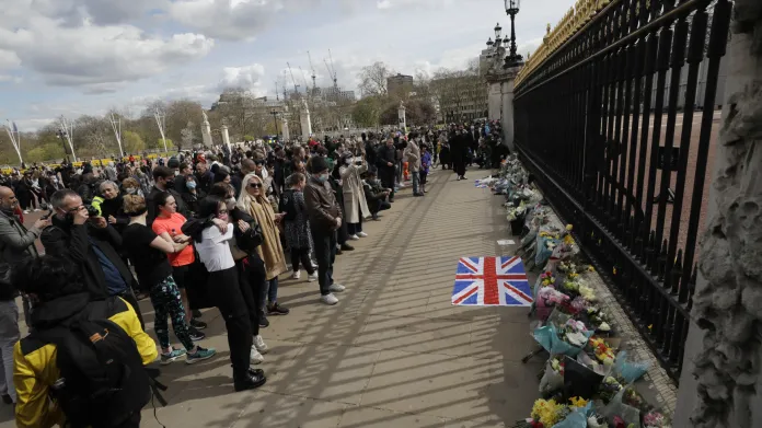 Britové uctívají památku zesnulého prince u Buckinghamského paláce