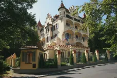 Úřady zkoumají další nemovitosti v Karlových Varech. Vedou k Abramovičovi
