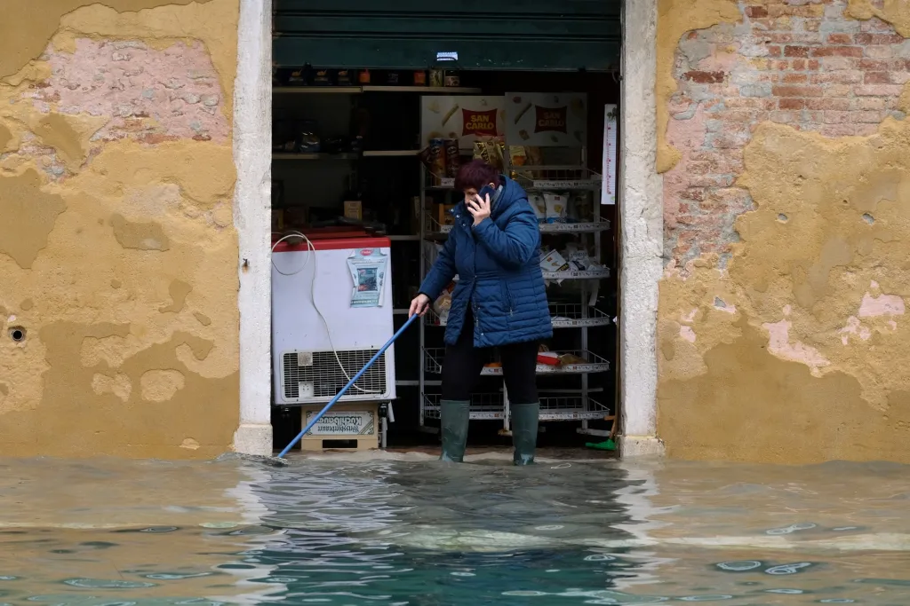 Podle předpovědí místní očekávali, že by po nejhorších vlnách záplav měla hladina stoupnout už maximálně o 110 centimetrů