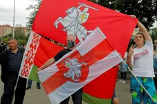 Červeno-bílá proti červeno-zelené. Napětí v Bělorusku je i soubojem vlajek
