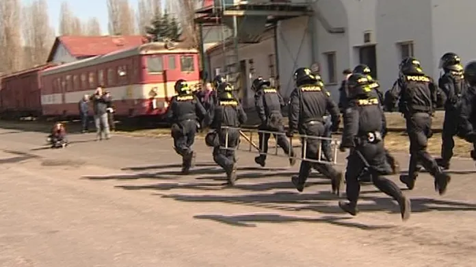 Desítky policistů z pořádkových jednotek dnes v Děčíně nacvičovaly zásah proti tvrdému jádru sportovních fanoušků.