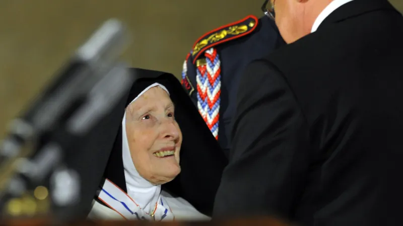 V roce 2011 udělil tehdejší prezident Václav Klaus Schwarzové Řád TGM