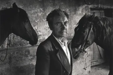 OBRAZEM: Dvojexpozice ze sbírek Pražského domu fotografie