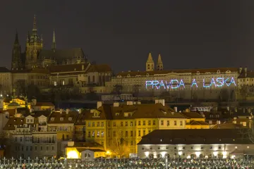 Free Tibet, CZ for sale. Fasáda Hradu se v noci změnila v projekční plátno
