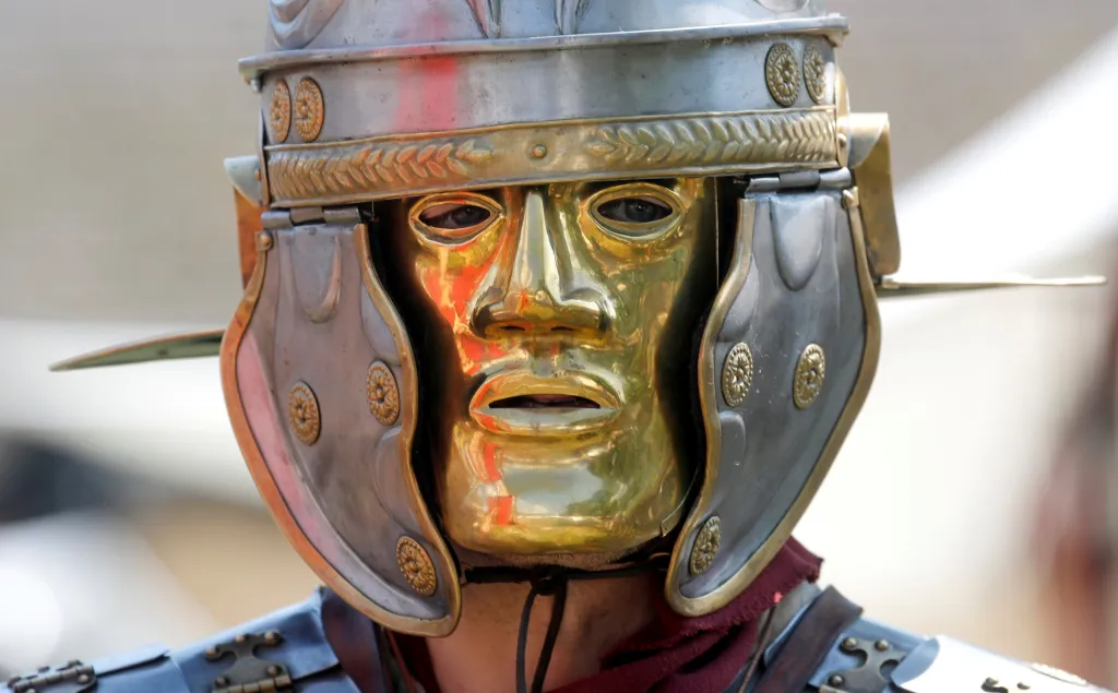 Ve švýcarském Windischi se každoročně konají „Římské slavnosti“.  Na snímku je jeden z aktérů, kteří se účastnili dobové vojenské přehlídky