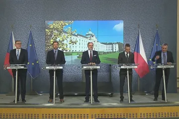 Vláda schválila rozpočet na příští rok se schodkem 295 miliard korun