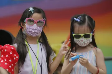 Devadesát tisíc nakažených dětí v USA za dva týdny. Covid dostanou snadno, umírají na něj jen výjimečně