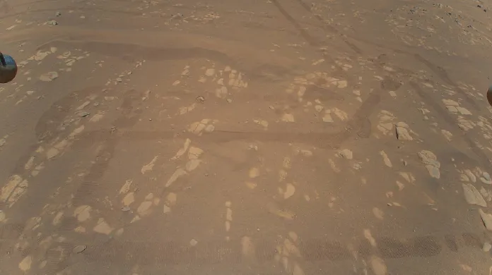 Barevný snímek povrchu Marsu pořízený vrtulníčkem Ingenuity