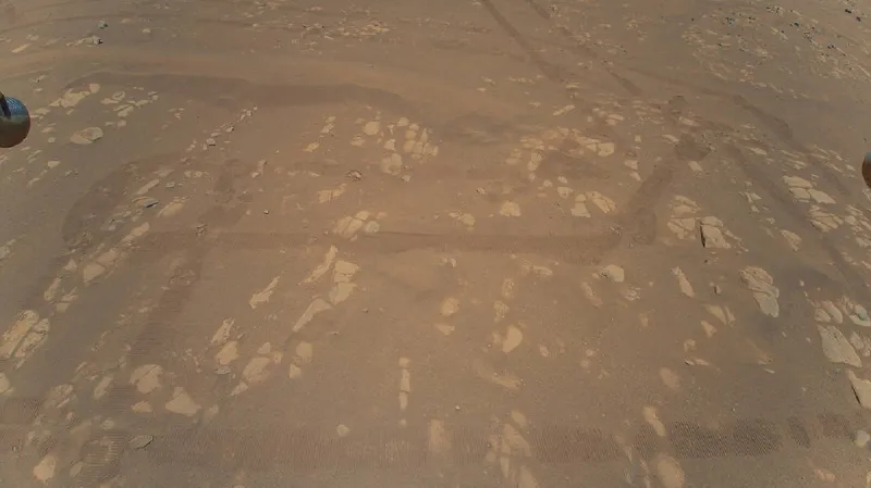 Barevný snímek povrchu Marsu pořízený vrtulníčkem Ingenuity